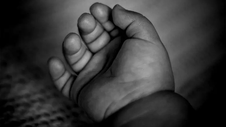 Mano de un bebé durmiendo ARCHIVO