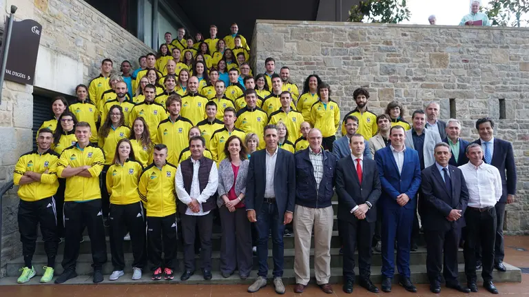 Deportistas navarros becados por la Fundación Miguel Induráin, junto al reconocido ciclista y la consejera Ana Herrera.