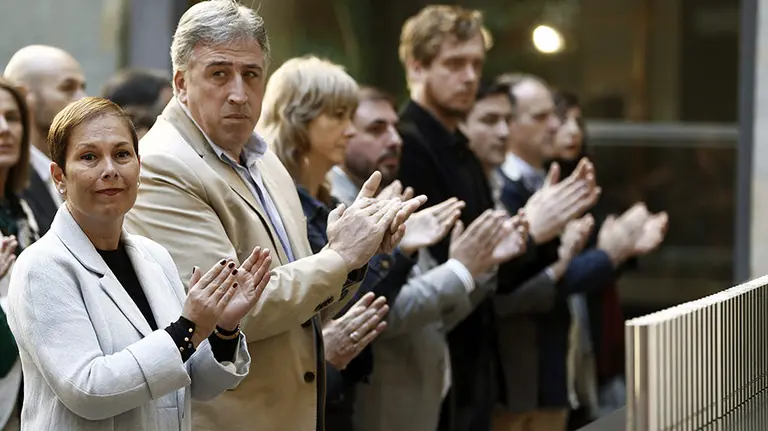 La presidenta del Gobierno de Navarra, Uxue Barkos (i), y el alcalde de Pamplona Joseba Asirón (2i), durante un acto realizado en el Palacio de Navarra. EFE/Jesús Diges