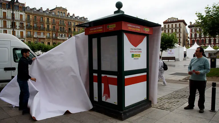 Nueva imágen de los kioskos de la Once por San Fermín. PABLO LASAOSA 01