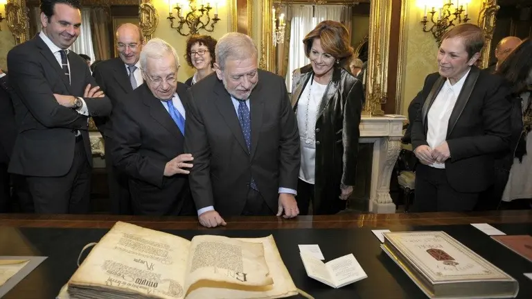 La presidenta Uxue Barkos (d), la expresidenta Yolanda Barcina, el secretario de Estado Antonio Beteta (c), Jaime Ignacio del Burgo (3i) y Juan Cruz Alli (2i), e Iñigo Alli.