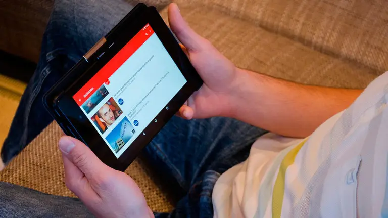 Un hombre sostiene su tablet. ARCHIVO