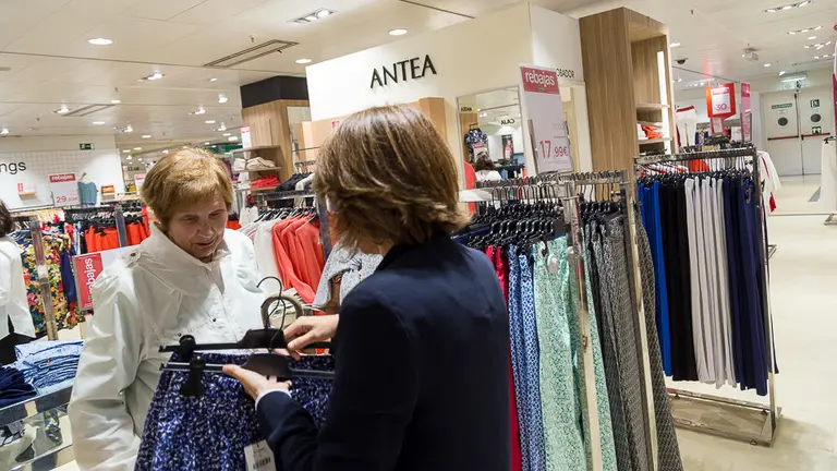 Primer día de las rebajas de verano en El Corte Inglés de Pamplona (16). IÑIGO ALZUGARAY