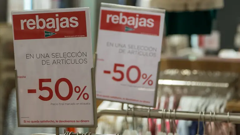 Primer día de las rebajas de verano en El Corte Inglés de Pamplona (27). IÑIGO ALZUGARAY
