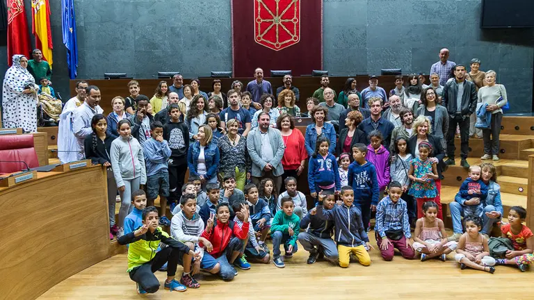 Recepción institucional en el Parlamento de navarra a 20 niños saharauis (09). IÑIGO ALZUGARAY
