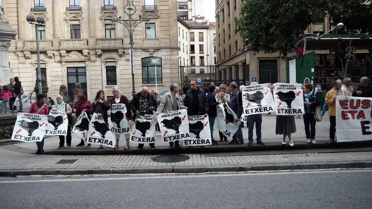 Concentración en el Paseo Sarasate de Pamplona para exigir el acercamiento de los presos etarras a las cárceles de Navarra y el País Vasco. MIGUEL OSÉS (1)