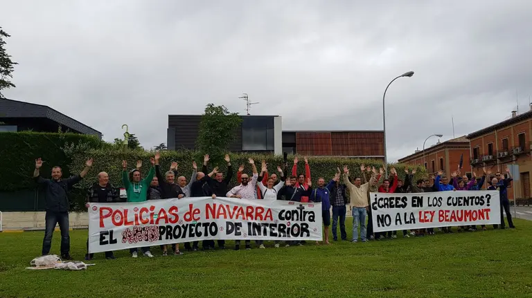 Policías locales, auxiliares y forales de CCOO, ELA y UGT continúan sus protestas frente a los ayuntamientos para mostrar su rechazo contra la Ley de Policías.