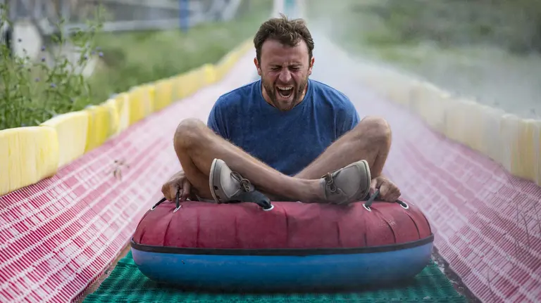 El tubing es una de las atracciones más refrescantes de Sendaviva, que este verano se transforma en La isla del tesoro para soprender a sus visitantes SENDAVIVA