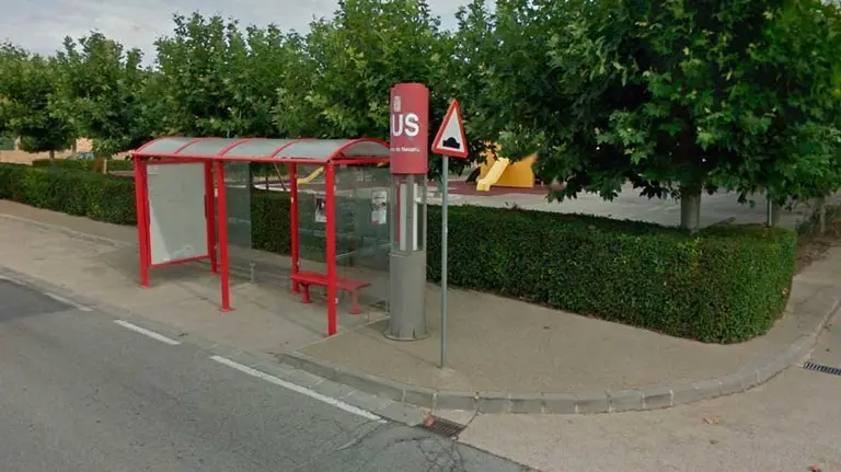 Parada de autobús de Santacara cercana a la zona donde se produjo uno de los robos. ARCHIVO