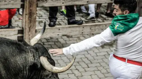 Fotografía de la bajada al callejón de Óscar J Barroso galardonada con el premio del VII Concurso Internacional de Fotografía del Encierro para Profesionales