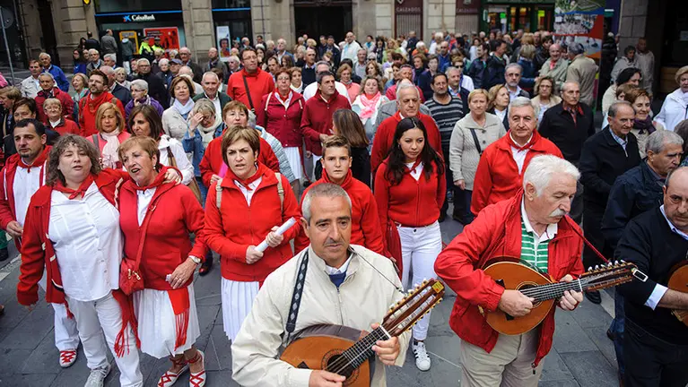Salida de la Sampedrada desde la plaza del Ayuntamiento de Pamplona. MIGUEL OSÉS (2)