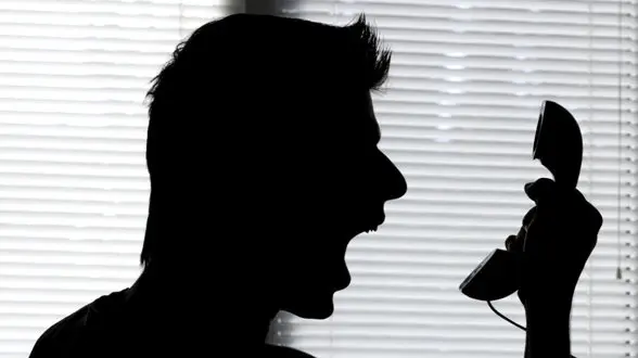 Un hombre cabreado hablando por teléfono. ARCHIVO