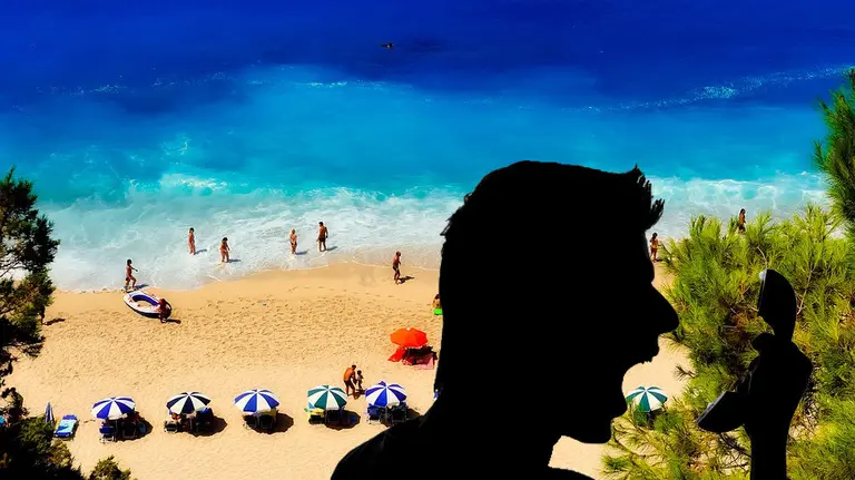 El cabreo de un turista al sufrir un problema durante sus vacaciones FOTOMONTAJE