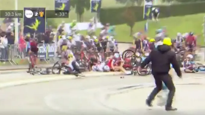 Caída con decenas de ciclistas implicados, entre ellos Froome, en la segunda etapa del Tour de Francia TWITTER LE TOUR