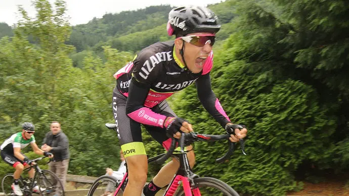 César Samitier compite montado en su bici