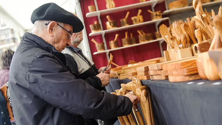 Feria de artesania en la Plaza del Castillo. MIGUEL OSÉS_5