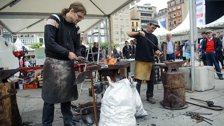 Feria de artesania en la Plaza del Castillo. MIGUEL OSÉS_12