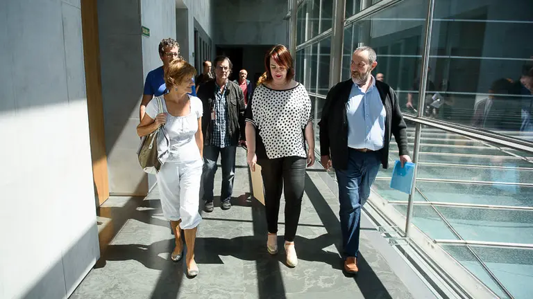 La presidenta del Parlamento foral, Ainhoa Aznarez, recibe a una delegación del grupo de Navarra del Foro Social Permanente. PABLO LASAOSA 03