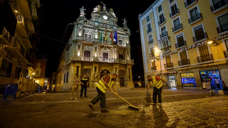 Limpieza y aplique del líquido antideslizante en parte del recorrido del encierro. PABLO LASAOSA 08