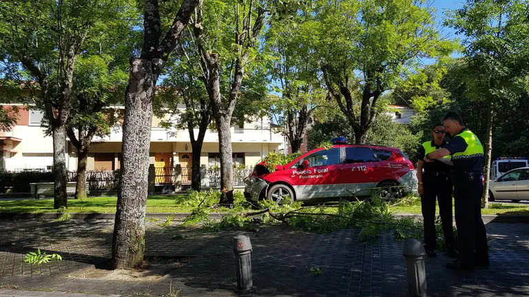 Dos policías forales han resultados heridos al chocar con su coche contra un árbol para evitar colisionar contra otro vehículo en la Avenida Baja Navarra de Pamplona.