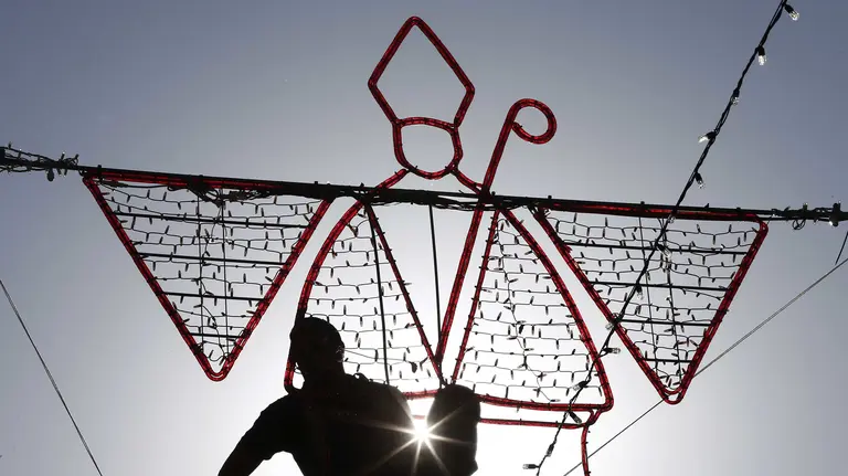 GRA318. PAMPLONA, 04/07/2017.-A falta de dos días para el inicio de las fiestas de San Fermin 2017, Pamplona comienza a cambiar su fisonomía habitual con la colocación sobre el Kiosko de la Plaza del Castillo de la figura luminosa del Santo con el que se iluminaran las noches festivas de la capital navarra. EFE/Jesús Diges