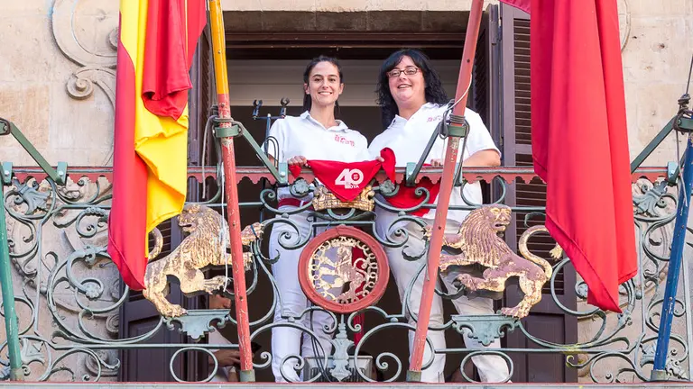Paula Remírez y María Calado serán las encargadas de lanzar el Chupinazo de los Sanfermines 2017 en representación de la asociación DYA (08). IÑIGO ALZUGARAY