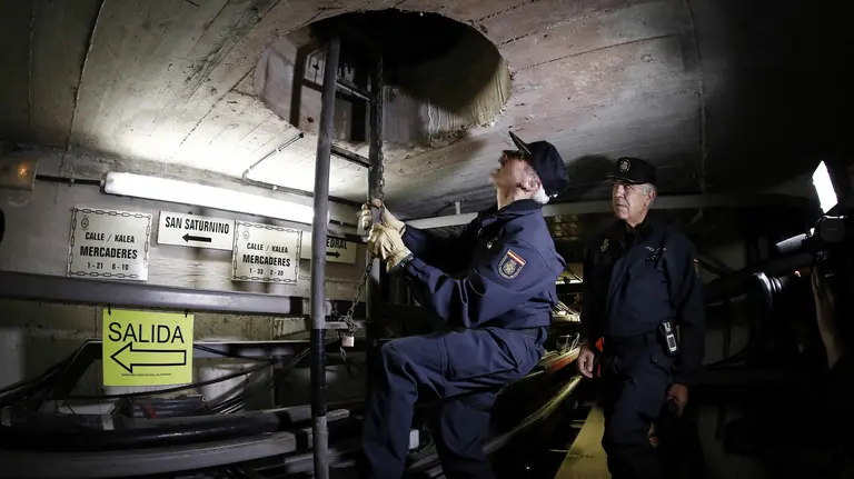 GRA309. PAMPLONA, 04/07/2017.- Efectivos de la Unidad de Subsuelo de la Policía Nacional comprueban que se encuentre totalmente cerrada una de las tapas del alcantarillado justo debajo de la Plaza del Ayuntamiento de Pamplona donde el próximo jueves se darán cita miles de personas con el lanzamiento del cohete anunciador de las fiestas de San Fermin 2017. EFE/Jesús Diges
