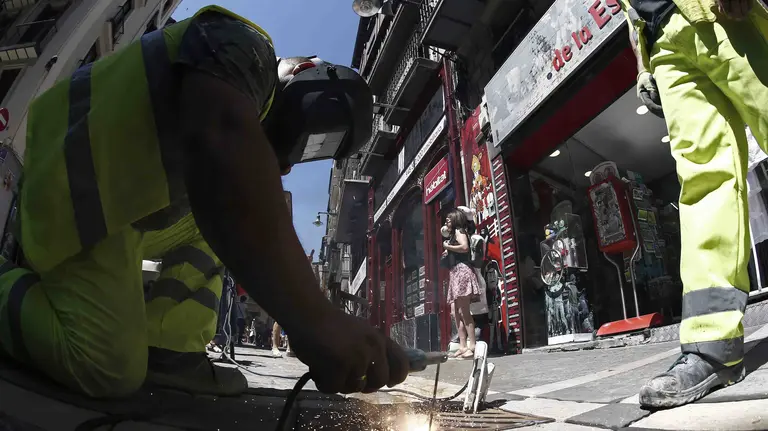 Dos trabajadores proceden al sellado de las arquetas de las alcantarillas de la Calle Estafeta de Pamplona, lugar por donde discurrirán los encierros de estos próximos Sanfermines 2017 que comenzaran el día 6 con el lanzamiento del tradicional &#34;Txupinazo&#34; desde el balcón del Ayuntamiento de Pamplona. EFE/Jesús Diges