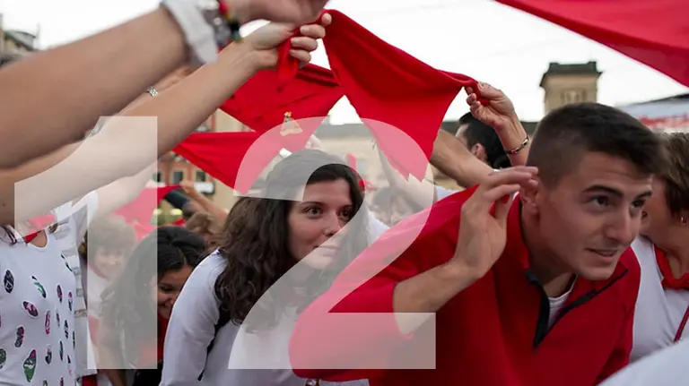 Jóvenes bailando en la Plaza del Castillo durante San Fermín. JESÚS GARZARÓN