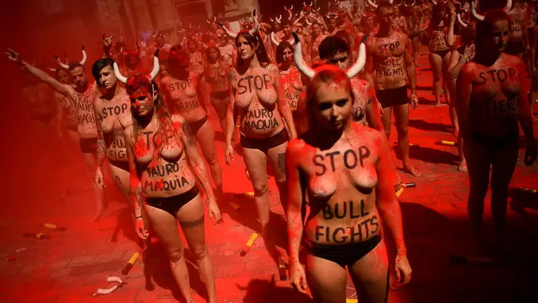 Animanaturalis y PETA se manifiestan en contra del maltrato animal el 5 de julio de 2017 en la Plaza del Ayuntamiento de Pamplona. PABLO LASAOSA 07