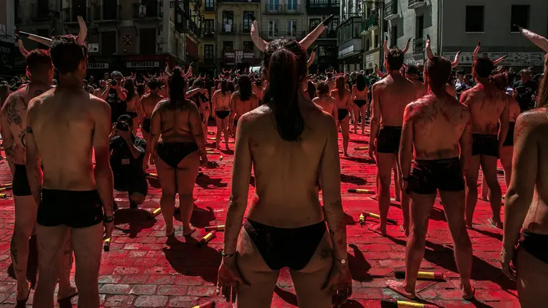 Manifestación de la asociación PETA en contra de los encierros y las corridas de San Fermín 2017. MAITE H. MATEO (1)