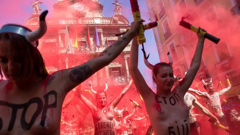 Concentración antitaurina de activistas de AnimaNaturalis y PETA  contra las corridas de toros en Sanfermines (25). IÑIGO ALZUGARAY