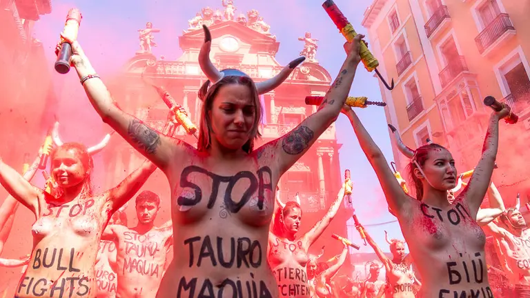 Concentración antitaurina de activistas de AnimaNaturalis y PETA  contra las corridas de toros en Sanfermines (26). IÑIGO ALZUGARAY