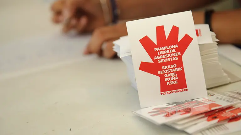 Las concejalas Laura Berro y Edurne Eguino presentan el punto de información _Pamplona libre de agresiones sexistas_. MIGUEL OSÉS_4