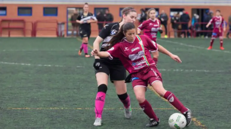 Nerea Valeriano controla el balón. Foto CA Osasuna.