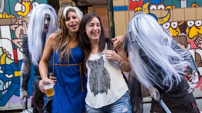 Los caminantes blancos de Juego de Tronos realizan su particular encierro en la calle Estafeta (14). IÑIGO ALZUGARAY