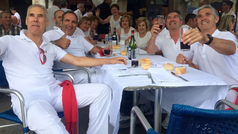 Una cuadrilla almuerza en una terraza de un bar de la Plaza del Castillo el día 6 de julio de San Fermín 2017, en Pamplona