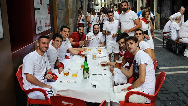 Almuerzo presanferminero. MIGUEL OS&Eacute;S_3