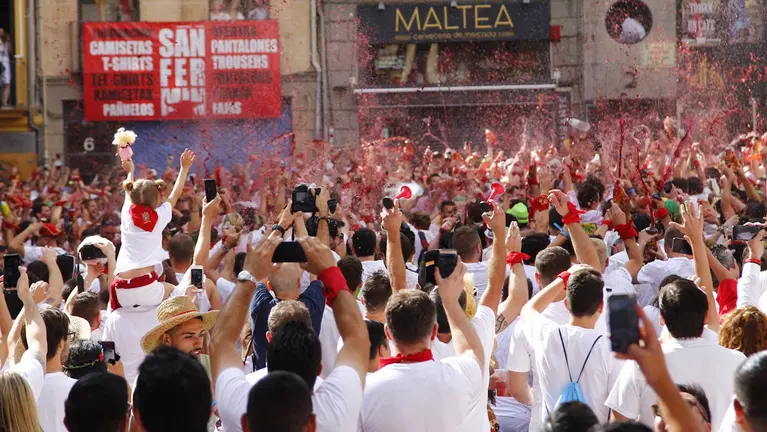 Minutos previos al estallido del Chupinazo en Pamplona.