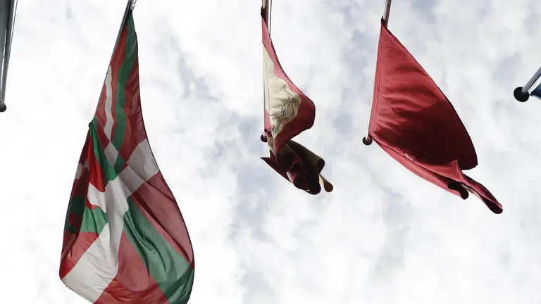 GRA156. PAMPLONA, 06/07/2017.- Las banderas ondean en el Ayuntamiento de Pamplona momentos antes del tradicional "txupinazo" con el que darán comienzo las Fiestas de San Fermín 2017 que durarán nueve días initerrumpidos de celebración en Navarra con sus famosos encierros. EFE/Javier Lizón