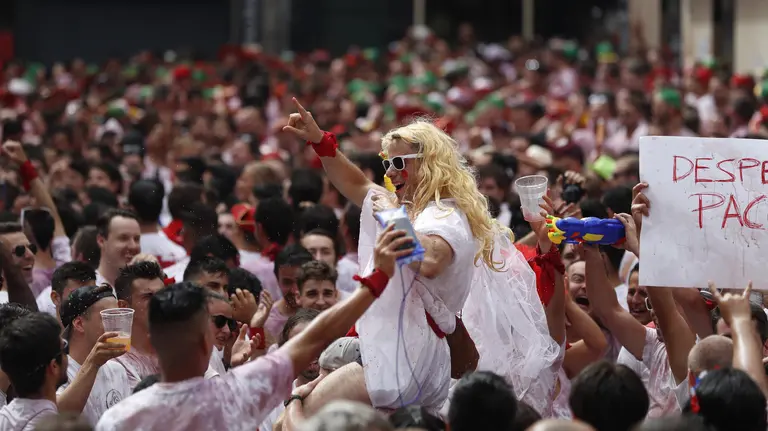 Ambiente en la plaza Consistorial de Pamplona, donde dentro de menos de dos horas tendrá lugar el tradicional &#34;txupinazo&#34;, con el que se dará comienzo a las Fiestas de San Fermín 2017 que durarán nueve días initerrumpidos de celebración en Navarra con sus famosos encierros. EFE/Villar López