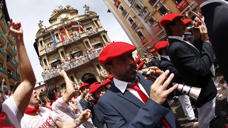Cientos de personas festejan el inicio de las Fiestas de San Fermín 2017 tras el lanzamiento del tradicional chupinazo desde el balcón del Ayuntamiento de Pamplona. EFE/Javier Lizón