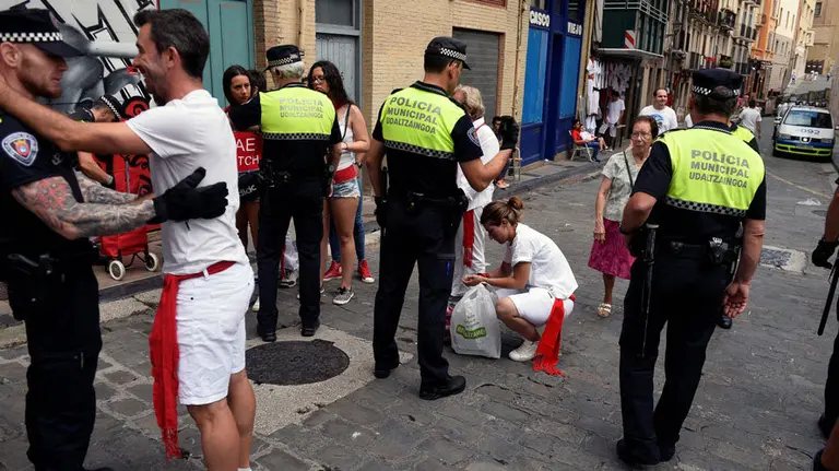 Policía Municipal realiza controles en los accesos a la plaza del Ayuntamiento antes del Chupinazo de San Fermín 2017. REUTERS