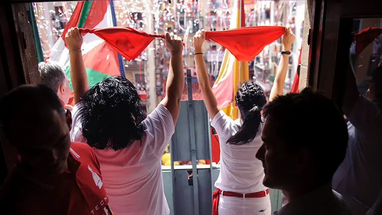 Chupinazo de San Fermín desde el Ayuntamiento. MIGUEL OSÉS_10