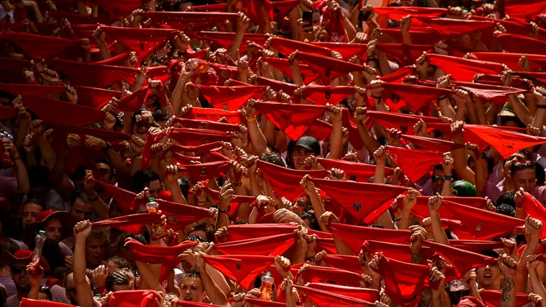 El chupinazo de 2017 da cominenzo a las fiestas de San Fermín . PABLO LASAOSA24
