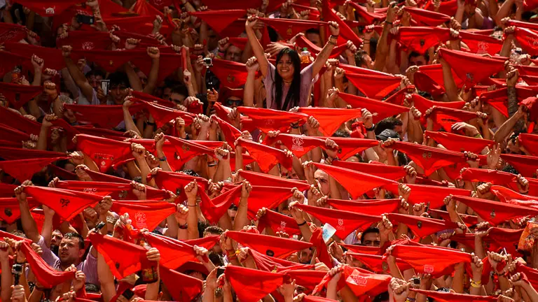 El chupinazo de 2017 da cominenzo a las fiestas de San Fermín . PABLO LASAOSA26