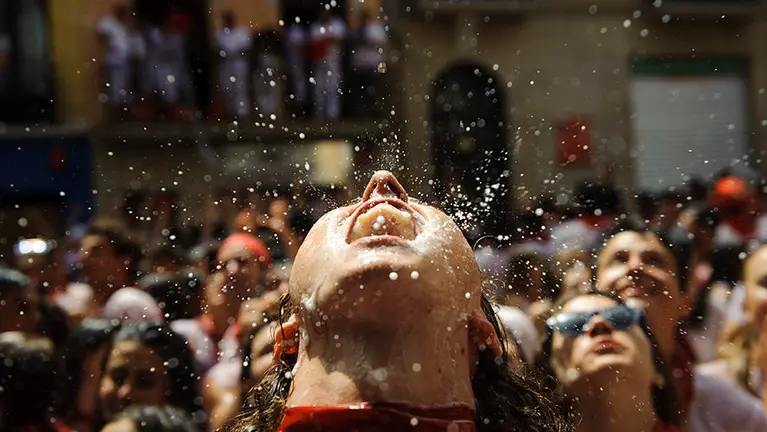 Miles de personas piden agua después del acalorado Chupinazo que da comienzo a las fiestas de San Fermín 2017. MIGUEL OSÉS (7)