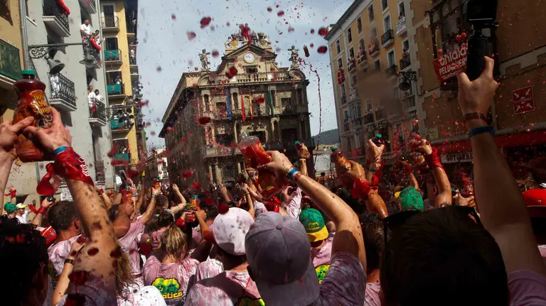 Miles de personas celebran el inicio de los Sanfermines de 2017 con un Chupinazo marcado por el calor en el que lo más buscado ha sido el agua de los balcones. REUTERS