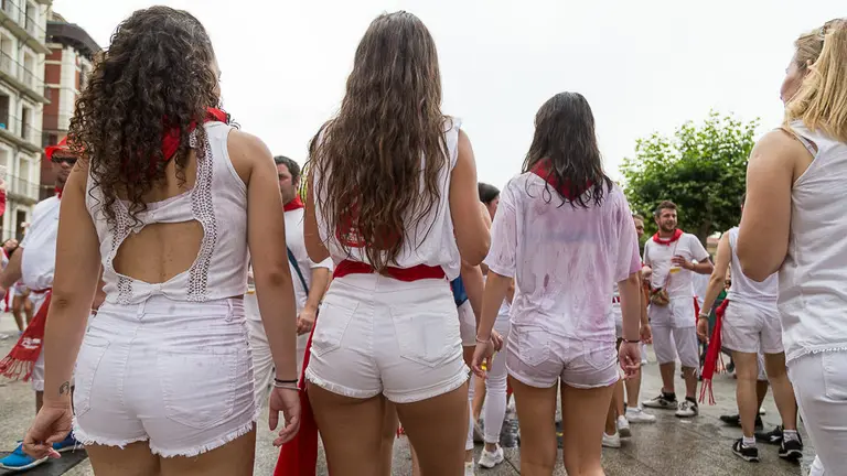 Unas chicas viven las primeras horas de fiesta en las calles de Pamplona después del Chupinazo (34). IÑIGO ALZUGARAY