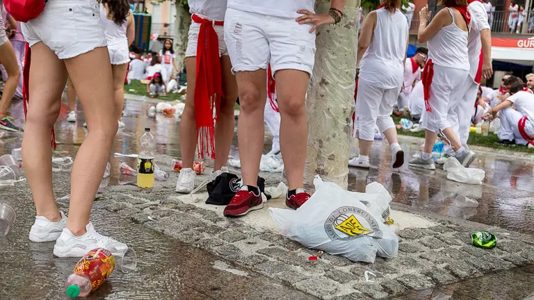 Sanfermines 2017. La fiesta en las calles de Pamplona después del Chupinazo (40). IÑIGO ALZUGARAY